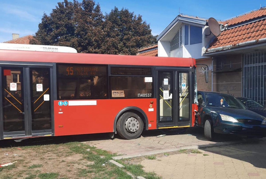 Gradski autobus danas uletio u park u Zemunu