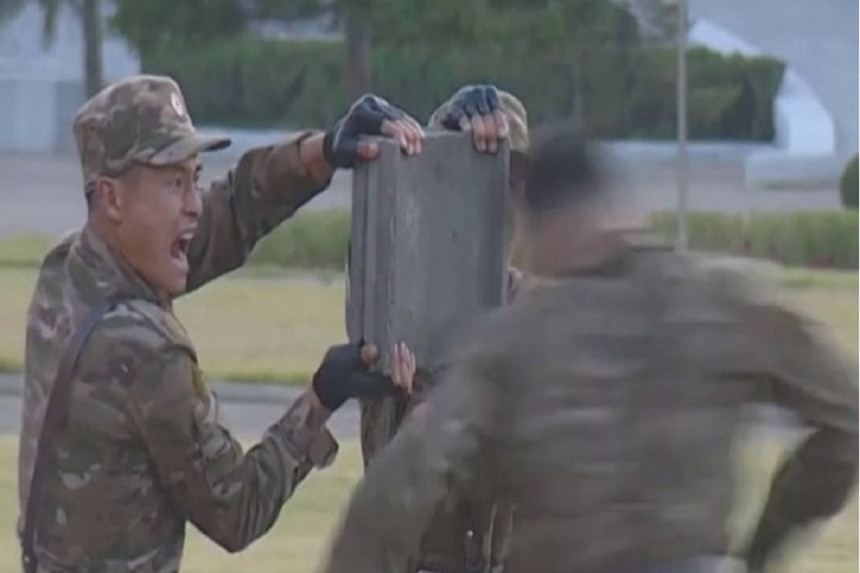 Сјевернокорејски војници главом разбијали блокове