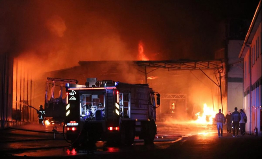 Пожар у Сребренику уз експлозије: И даље гори фабрика