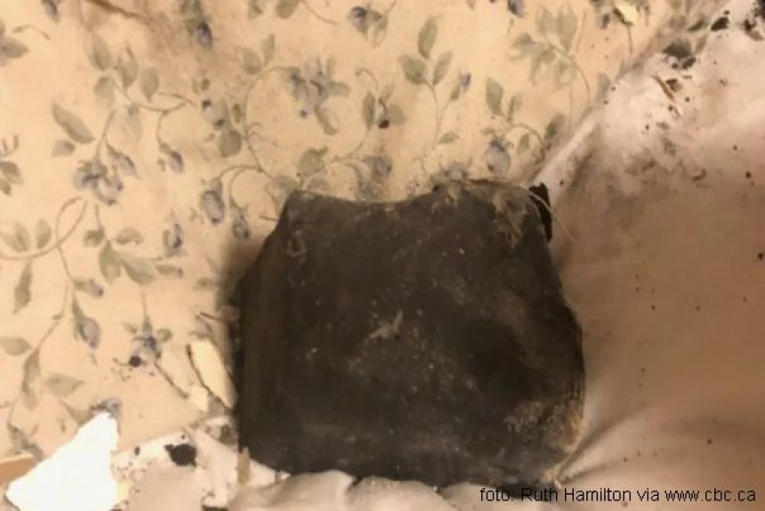 Meteorit joj proleteo kroz krov i pao na krevet