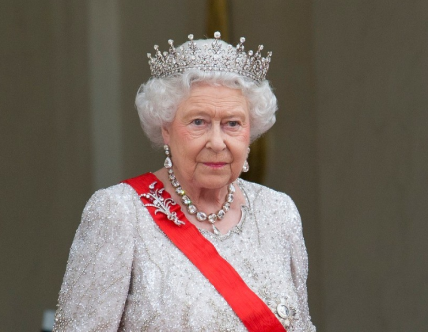 Британска краљица Елизабета провела ноћ у болници
