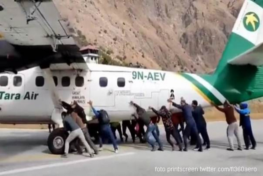 U Nepalu putnici morali da (po)guraju avion!
