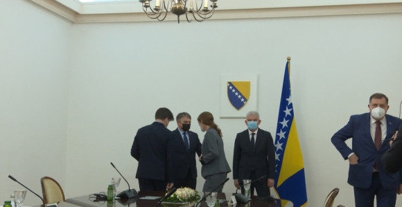Додик одбио фотографисање са УСА дипломатама