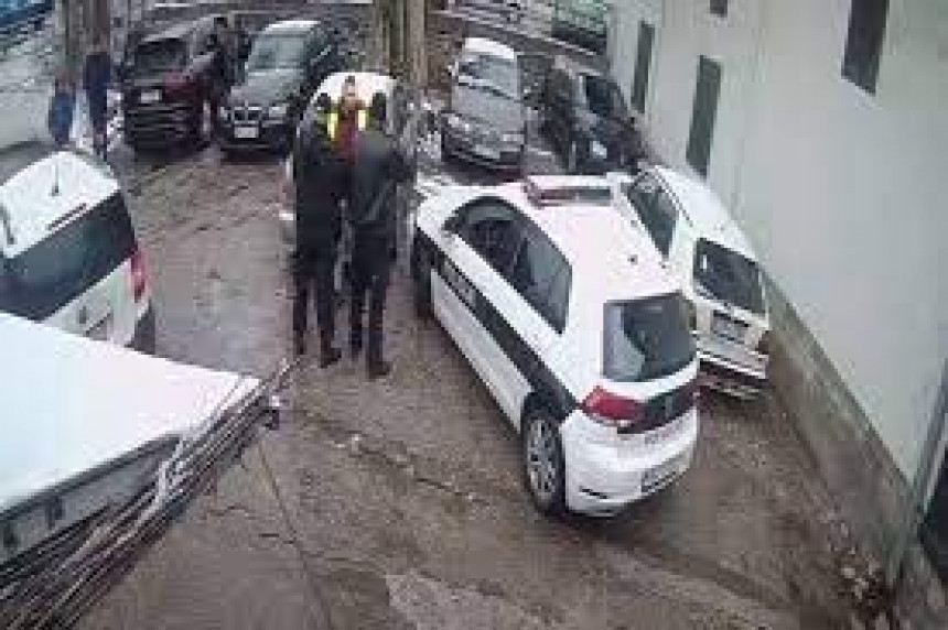 Policajac istukao radnika na parkingu (VIDEO)