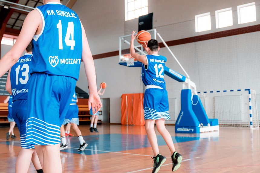Za razvoj košarke: Mozzart donirao opremu KK Sokolac