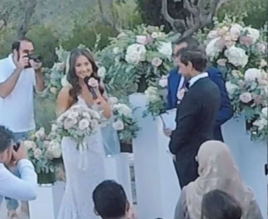 Nije mogla da izgovori DA jer je shvatila da joj fali deo venčanice?! (VIDEO)