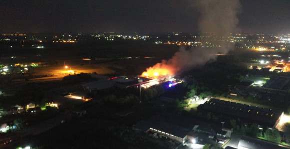 Bijeljina: "Sava" i dalje gori, oglasio se direktor fabrike (FOTO/VIDEO)