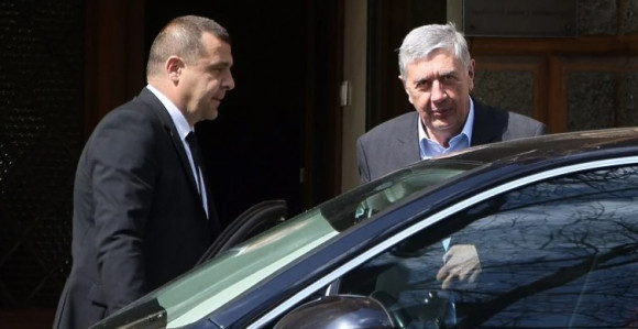 Političari odbijaju ukinuti akcize, a iz budžeta uzimaju milione za gorivo!
