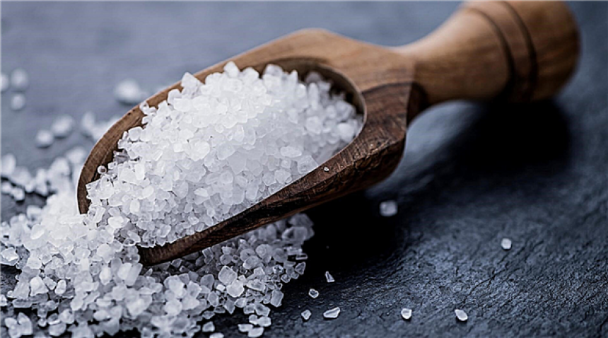 Људи који увијек додатно соле храну скраћују живот?!