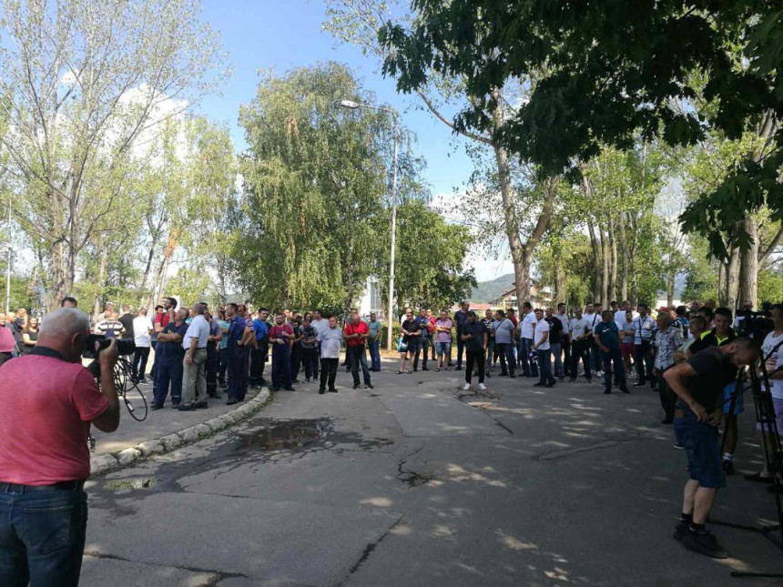 Radnici na protestu, "Alumina" u rukama "Pavgorda"