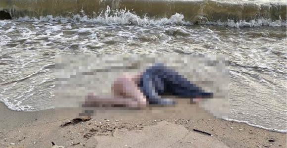Људи на плажи мислили да су видели мртву жену а онда је полиција решила мистерију!