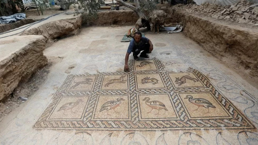 Farmer otkrio prelepi stari vizantijski podni mozaik ispod voćnjaka!