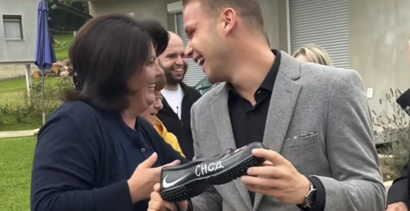 Gradonačelniku dar - opanci SNSD s rokom trajanja