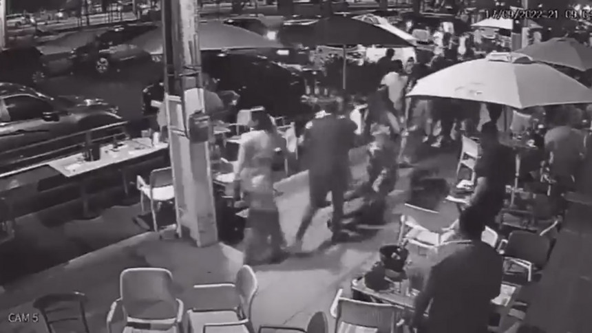 Trkači prošli kroz baštu kafića a ljudi se poplašili i krenuli u stampedo! (VIDEO)