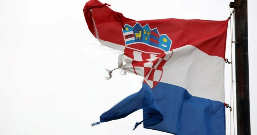 Djevojka zapalila hrvatsku zastavu u Slavonskom Brodu