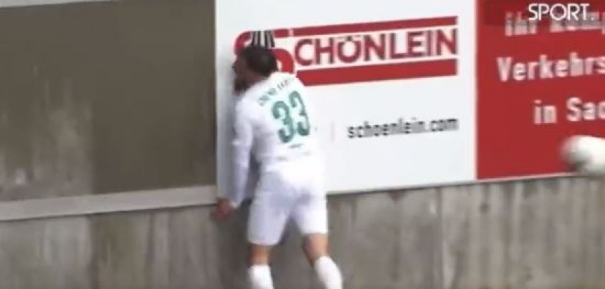 Fudbaler udario glavom u betonski zid (VIDEO)