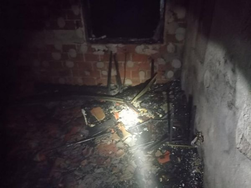 Jedan vatrogasac lakše povrijeđen u požaru kuće