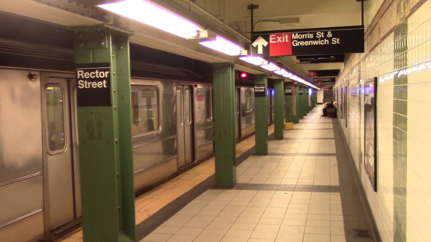 Njujorški policajci izvukli čoveka koji je na prugu tik pre nego što je naišao metro!