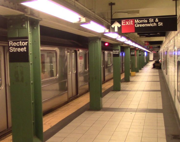 Njujorški policajci izvukli čoveka koji je na prugu tik pre nego što je naišao metro!