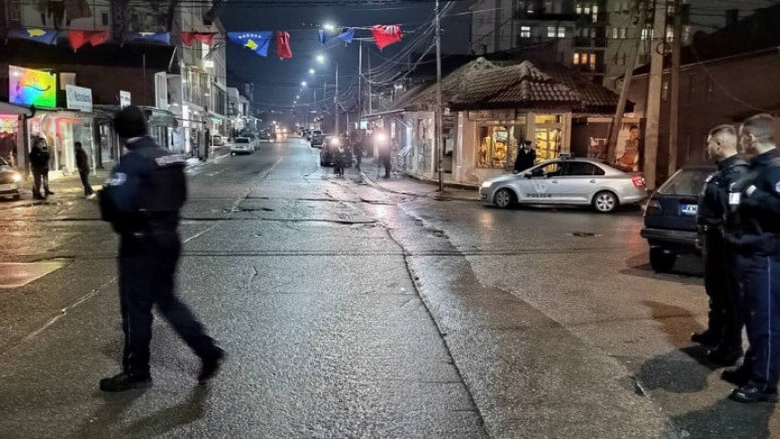 Kosovski policajci u S. Mitrovici. Beograd će razmotriti povratak srpskih snaga na KiM