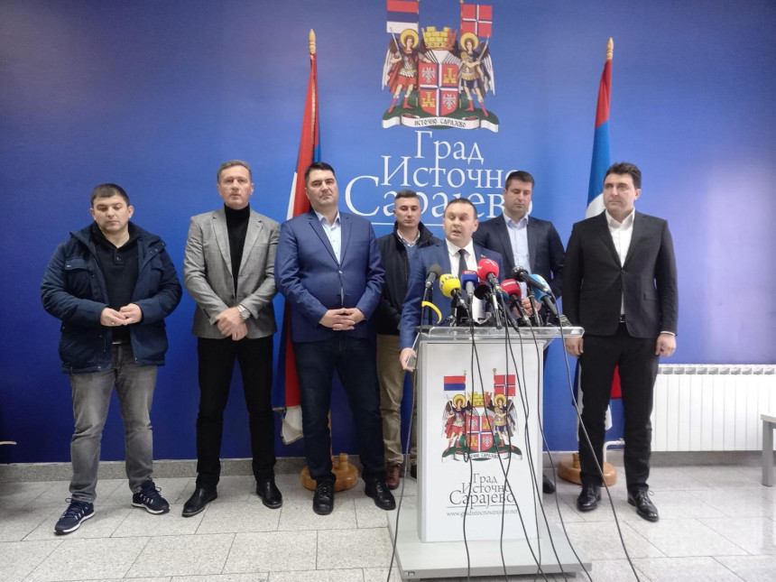 Dodik zaprijetio Ćosiću i Vujičiću isključenjem iz SNSD-a, a oni mu odgovorili "isključiš li jednog, odlazimo svi"!