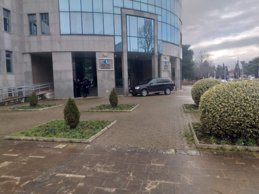 Вукановић паркирао ауто испред ЕРС, стигла полиција