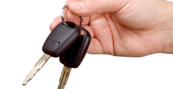 Ključ od automobila joj se zabio u lice!
