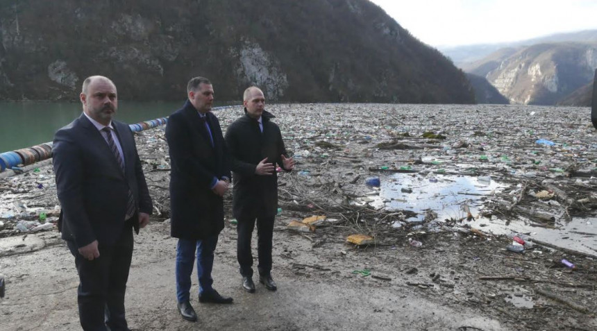 Министар у обиласку, има ли рјешења за отпад у Дрини?