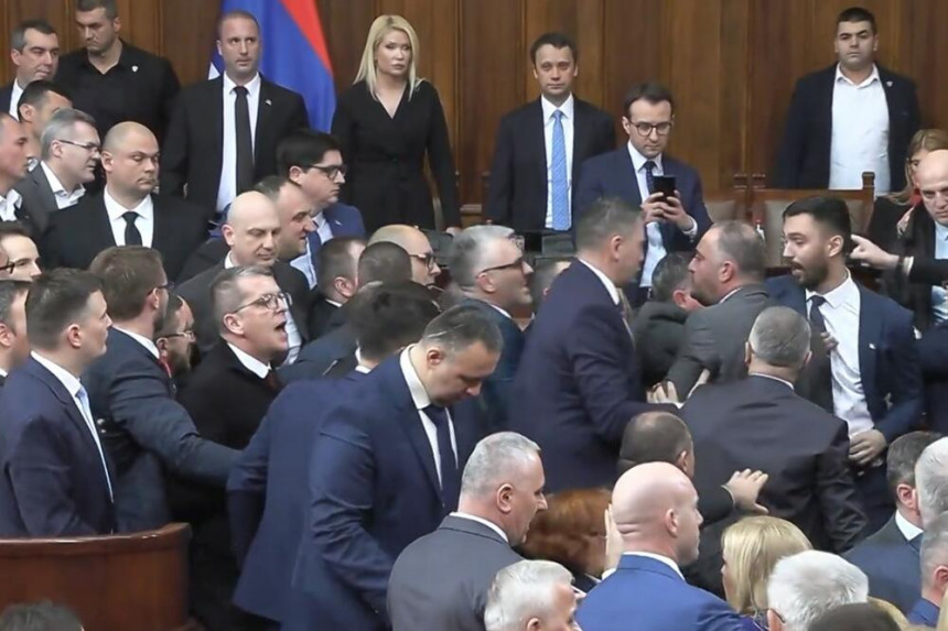 Opšti haos i tuča poslanika u Skupštini Srbije