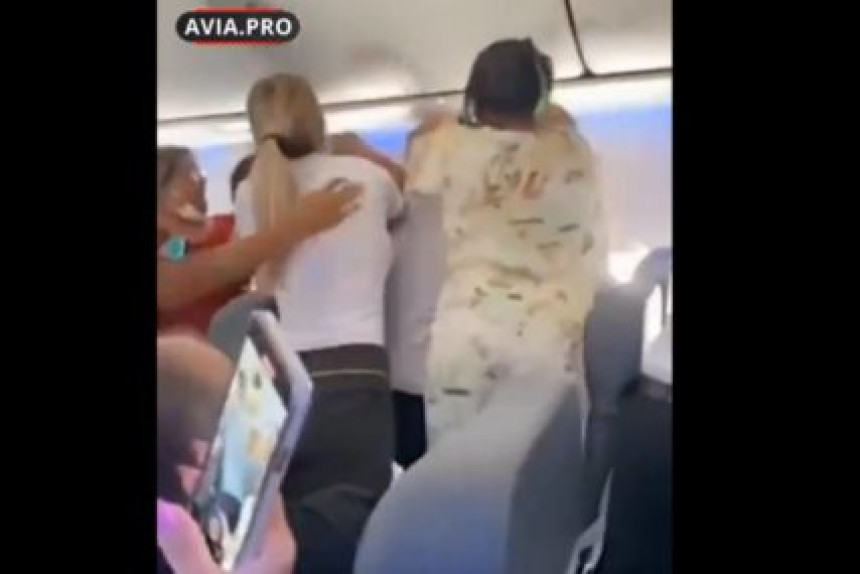 Туча 15 жена у авиону: Чупале се, шамарале, вриштале