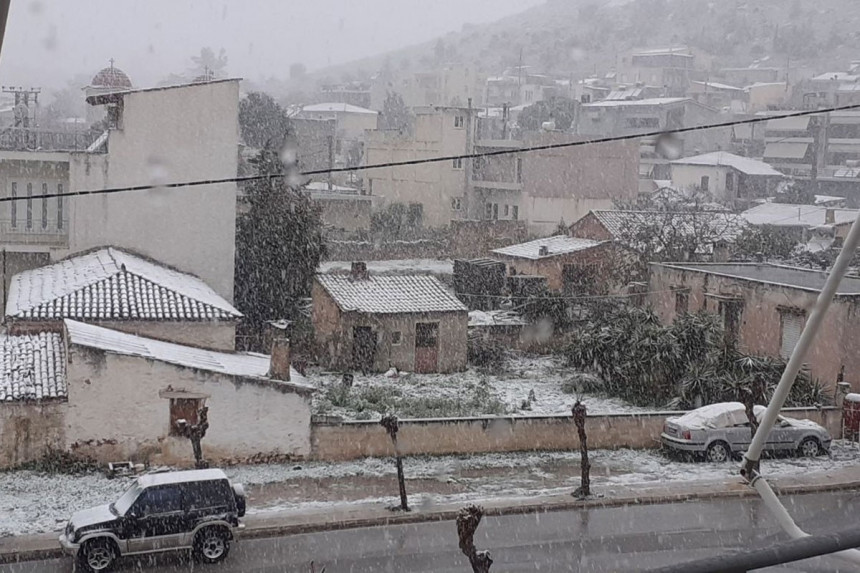 Звог снијега у Атини затворене школе и ауто-пут
