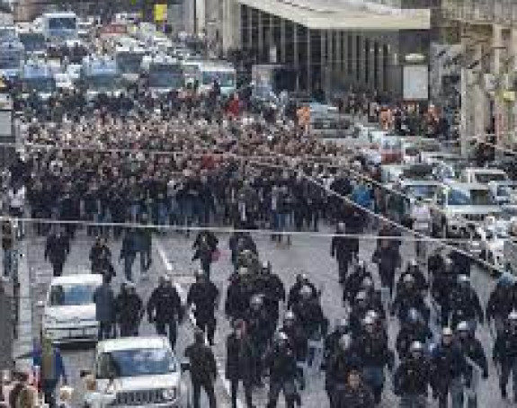 Жесток сукоб полиција и навијача у Напуљу