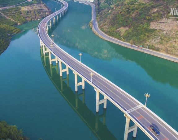 Кинези имају аутопут који пролази средином реке!