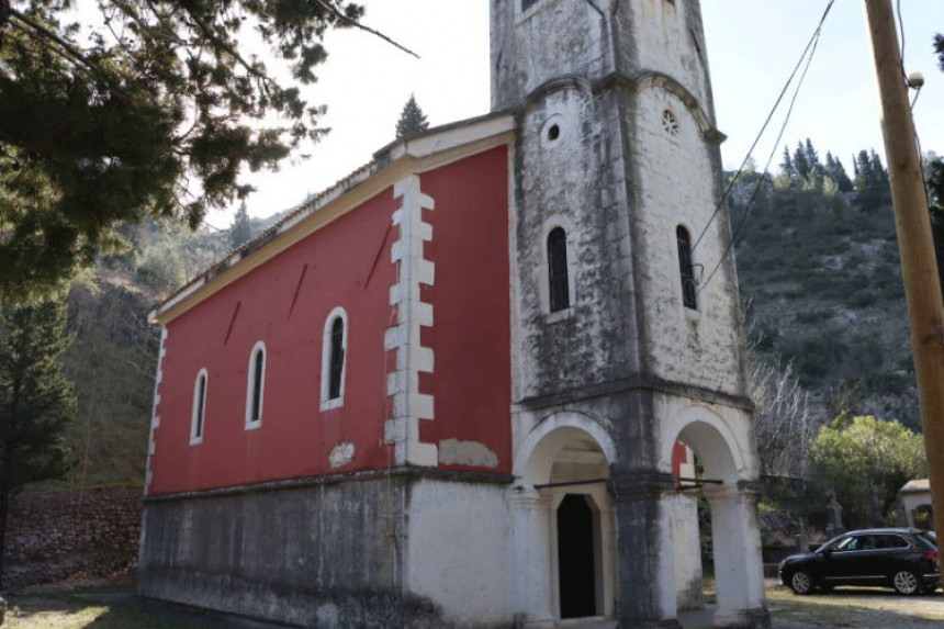 Razvaljivanje vrata na crkvi ružna poruka za Srbe