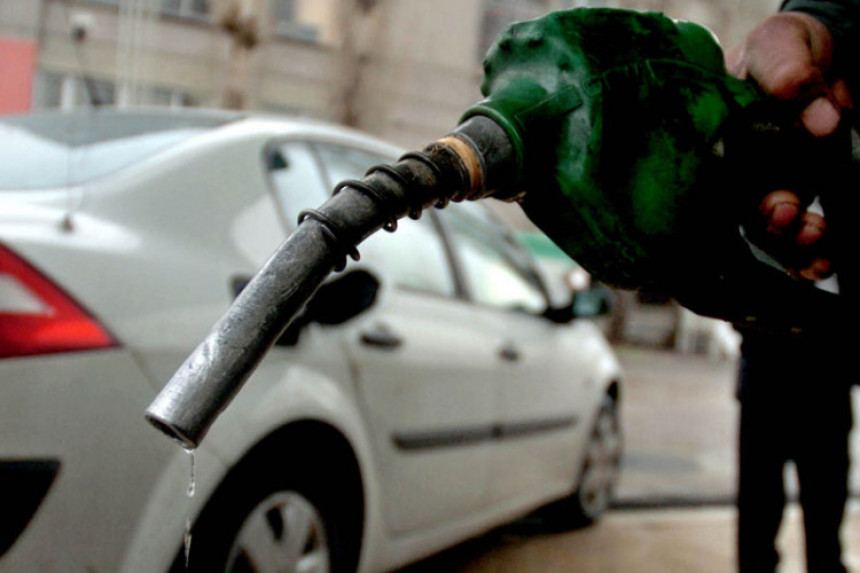 Cijene goriva značajno pale, u BiH gotovo iste