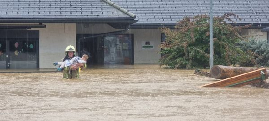 Poplavljen vrtić u Sloveniji, spasioci spašavali djecu