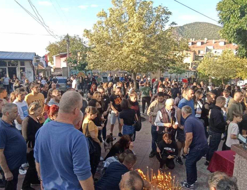 Паљењем свијећа одата пошта убијеним Србима