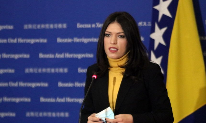 Позив Марфију да клекне пред великог Додика?