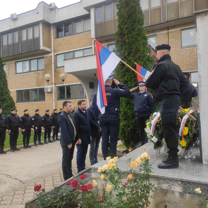 Полагање вијенаца за страдале из ПУ Бијељина