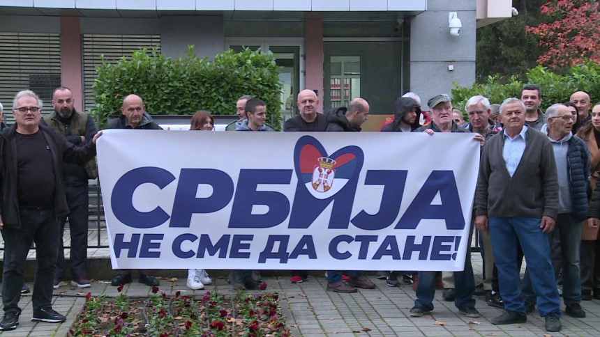 Подршка Вучићу у Бањалуци: Србија не сме да стане