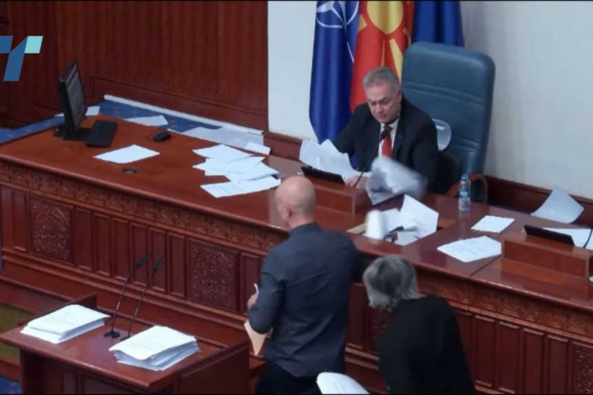 Хаос у Собрању: Посланици гађали предсједавајућег