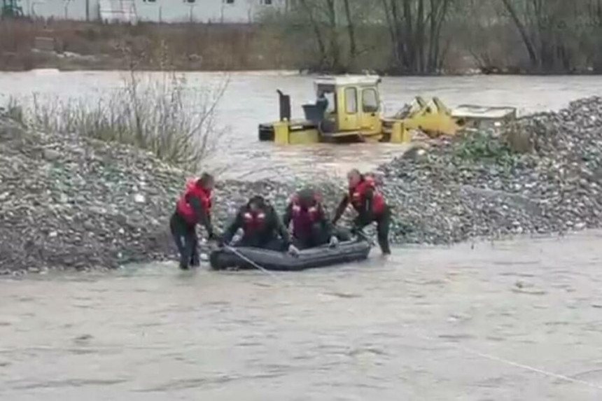Из набујалог Лима у Беранима спашена два радника