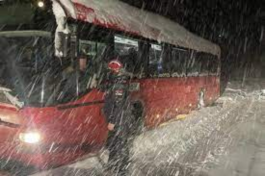 Evakuisani putnici iz zavejanog autobusa kod Vranja
