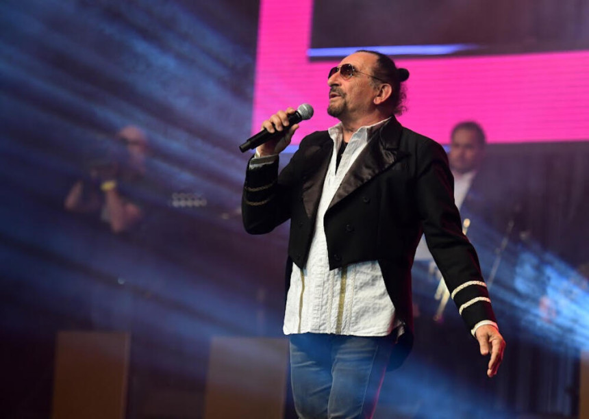 Željko Bebek dva puta pao na bini! (VIDEO)