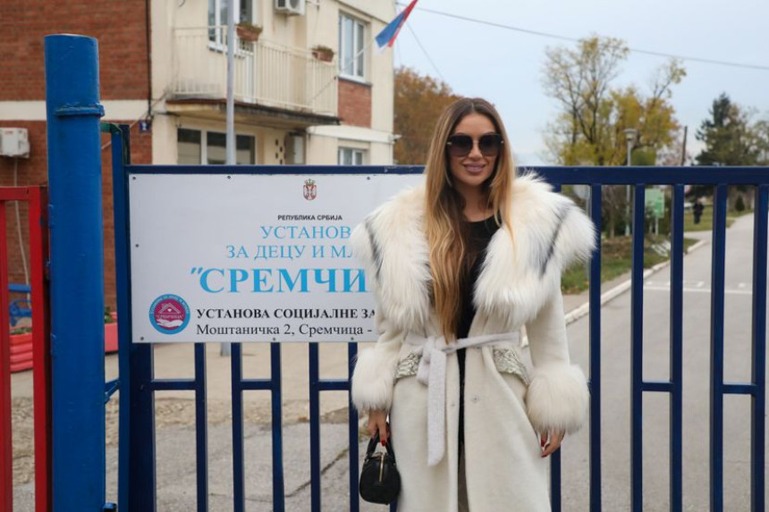 Tea Tairović spremila paketiće za mališane i zapevala im