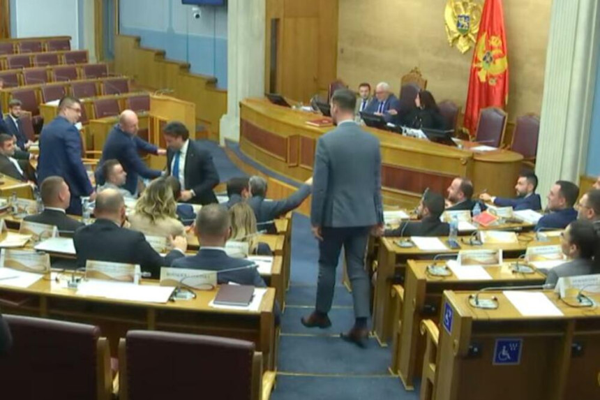 Sukob u skupštini, poslanici spriječili tuču (VIDEO)
