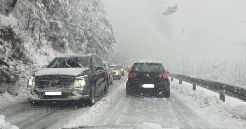 Успорен саобраћај преко планинских превоја због снијега