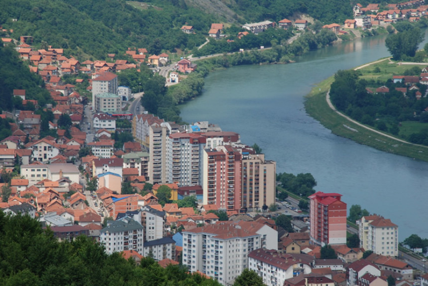 Poznato stanje žene koja je skočila sa 6. sprata zgrade
