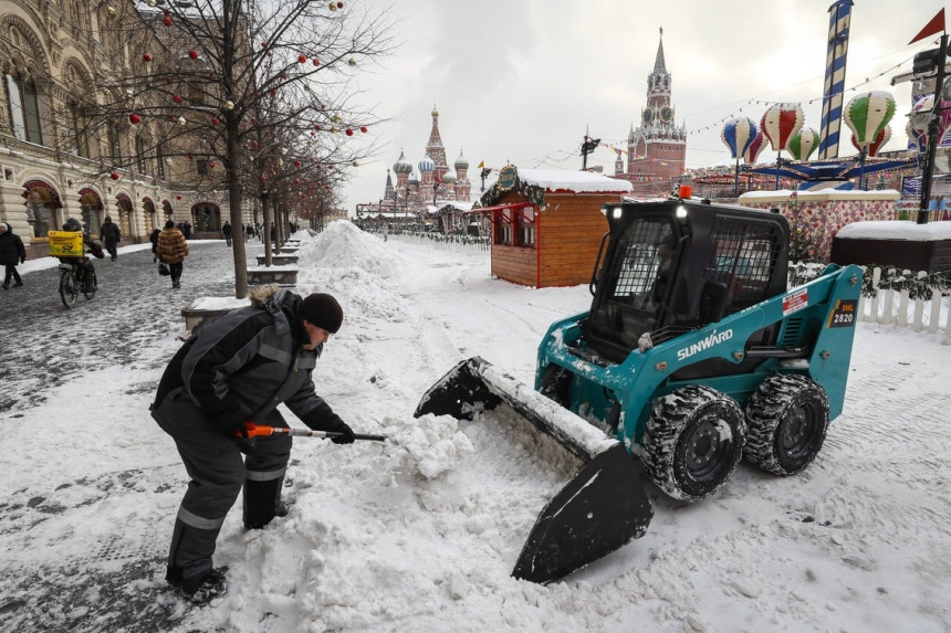 Москва окована мразом и снијегом, отказани летови