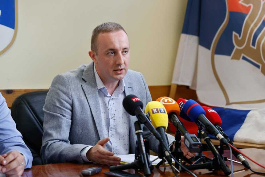 Hvale se istorijskom dobiti, a otimaju od naroda